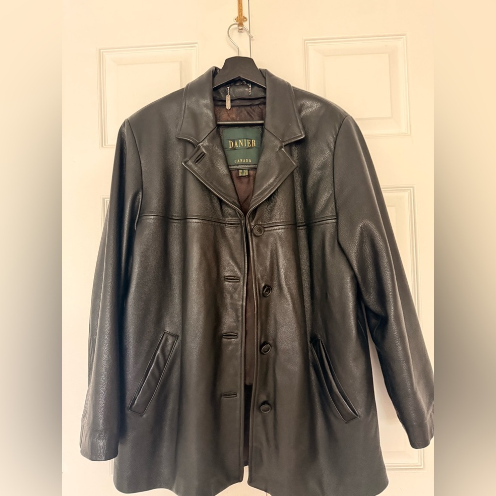 Danier Leather Jacket in Black- size Medium